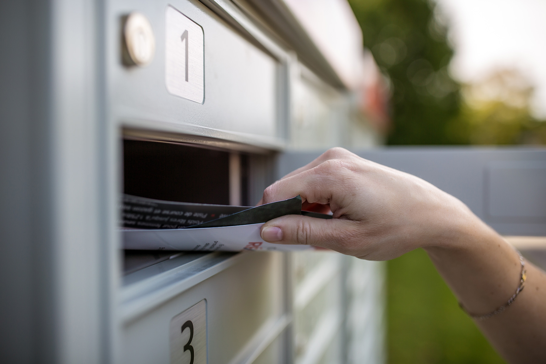 What Are The Primary Difference Between The Online And Offline Mailing Services?